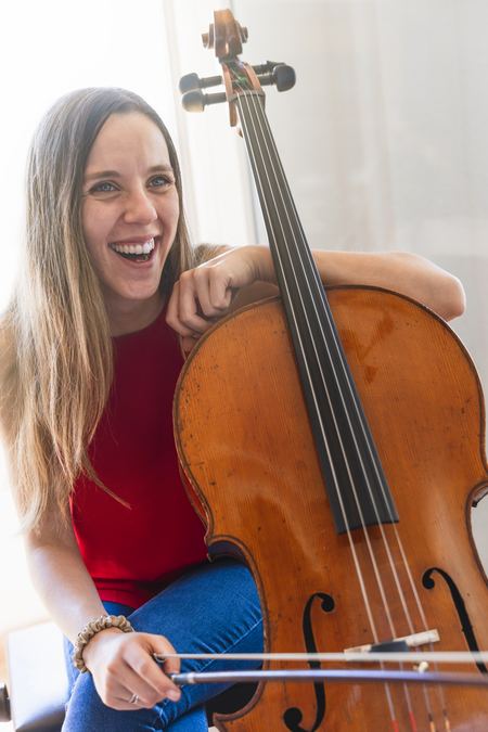 Cellistin mit Cello auf der Bühne